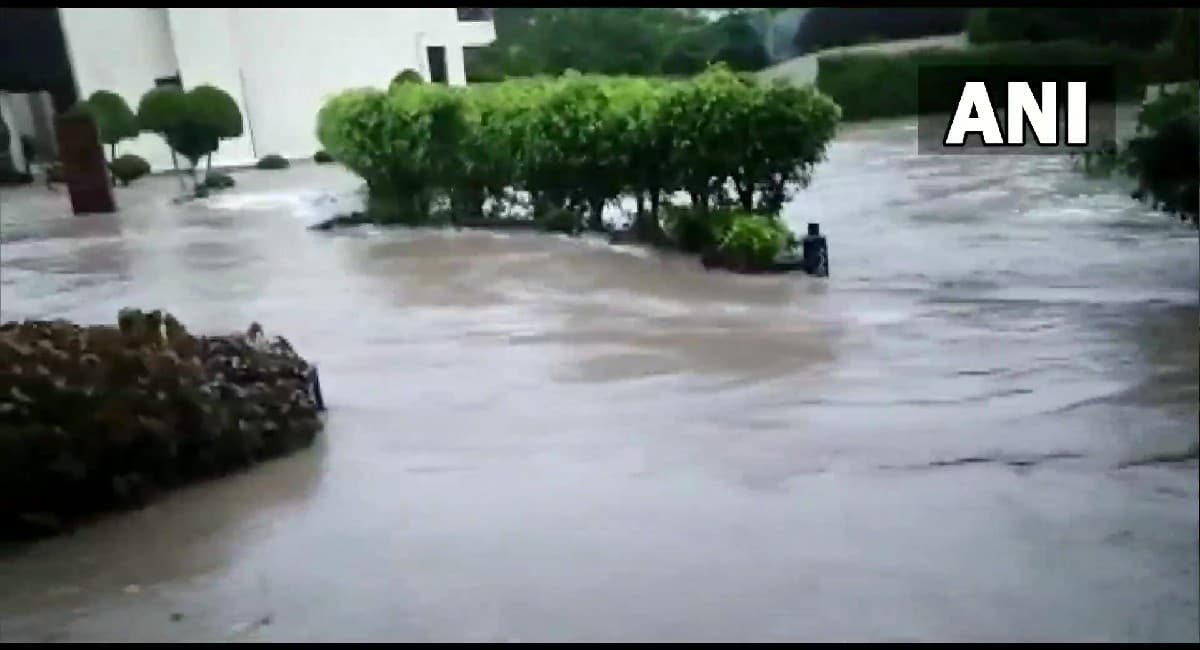 Uttarakhand Rains: पानी-पानी उत्तराखंड, नैनीताल में बादल फटा, उफनते नाले में फंसी कार, रेस्क्यू किए गए कई घायल