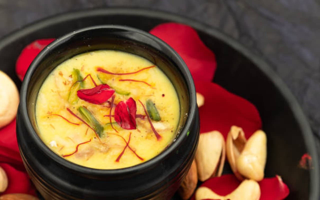 Holi 2023: होली पर ठंडाई पीने के हैं ढेरों फायदे, ये सेहत को रखता है दुरुस्त