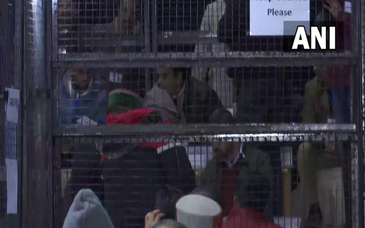 Himachal Election Result 2022: वोटों की गिनती जारी, शिमला के मतगणना केंद्र की देखें तस्वीरें