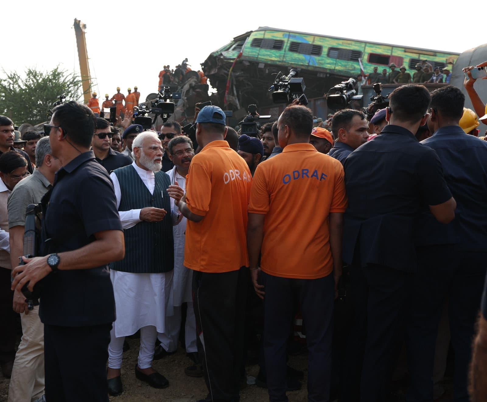 Odisha Train Tragedy: घायलों से मिलकर रो पड़े पीएम मोदी, कहा- दोषियों को मिलेगी कड़ी से कड़ी सजा