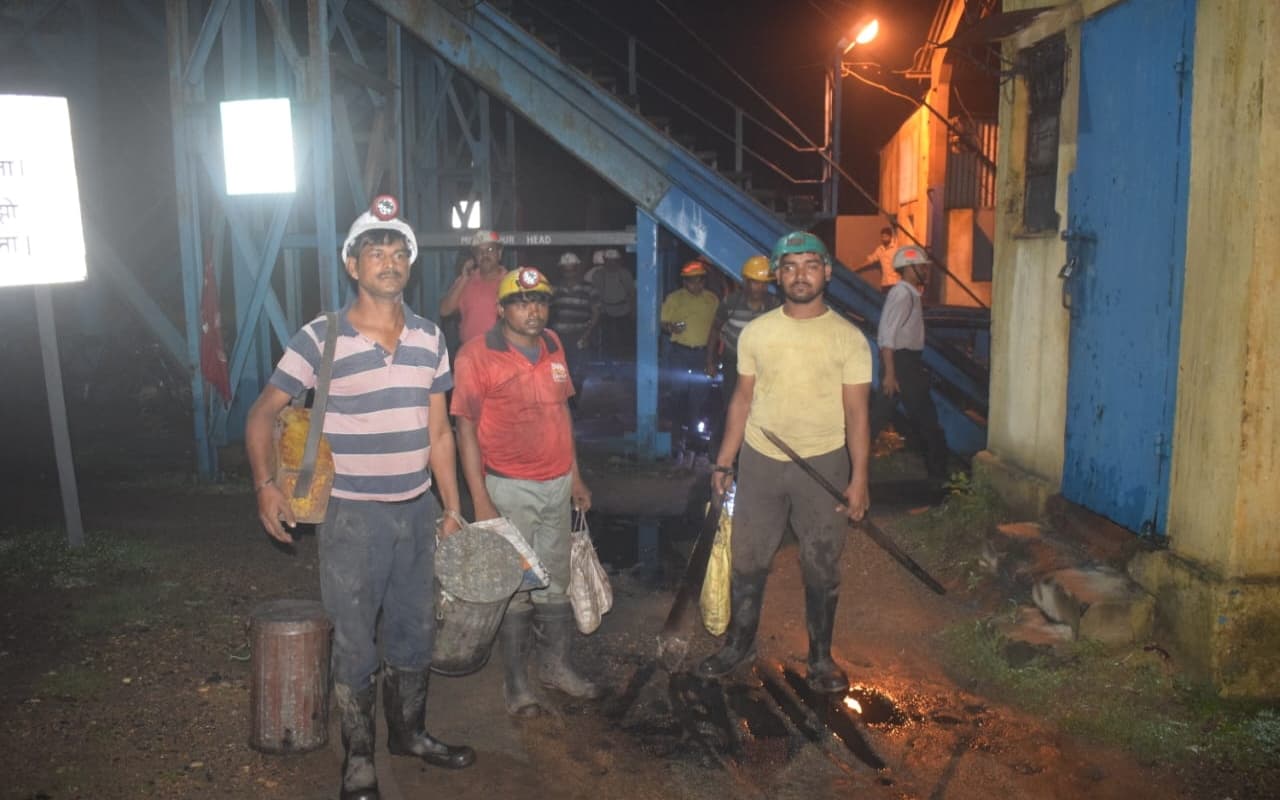 धनबाद : मांगें नहीं पूरी होने पर सेल की चासनाला कोलियरी में जमीन के 803 फीट नीचे धरना पर बैठे 108 ठेकाकर्मी