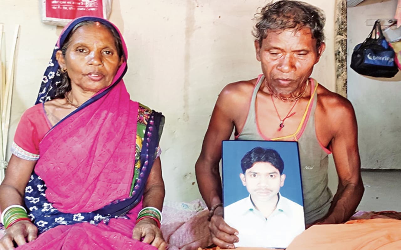 18 बछर में एक गो गिदर मानूस हो जाय हो, लेकिन हमर कगजा... सरकारी कार्यालयों का चक्कर काट रहे पिता का दर्द