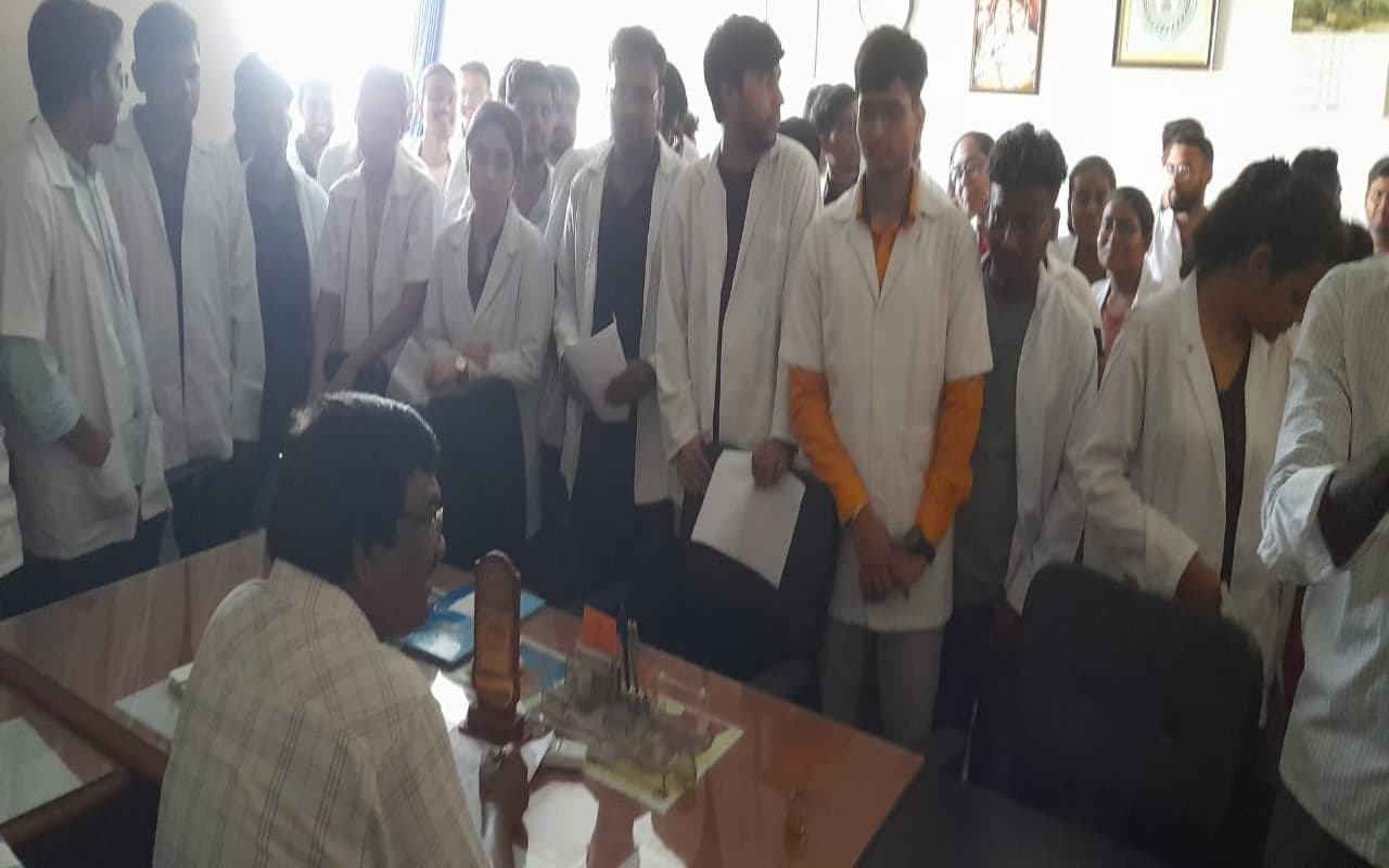 पलामू : बिजली-पानी को लेकर एमबीबीएस के छात्रों ने मेडिकल कॉलेज के प्राचार्य का किया घेराव, नहीं चली कक्षाएं