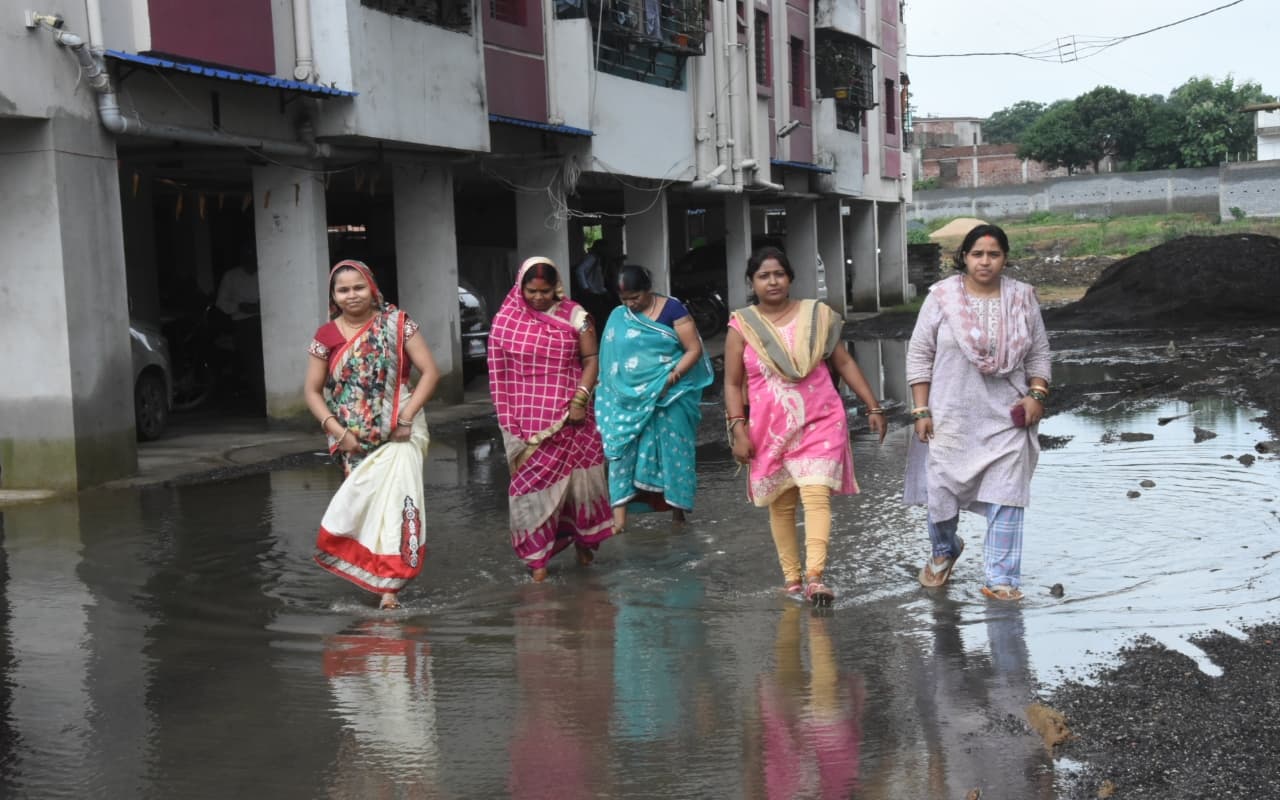धनबाद : नवाडीह से अब तक नहीं हुई बारिश के पानी की निकासी, गिरने से दो बुजुर्ग के हाथ टूटे, घर में घुस रहे सांप