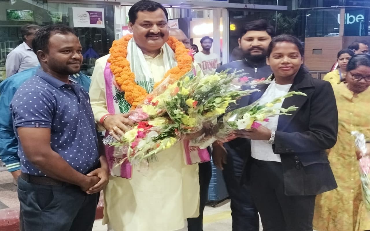 रांची एयरपोर्ट पर एशियन हॉकी महासंघ के उपाध्यक्ष भोलानाथ सिंह का हुआ शानदार स्वागत, देखें तस्वीरें