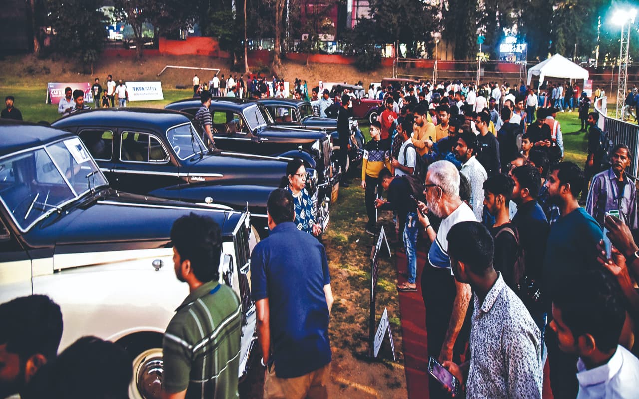 PHOTOS: जमशेदपुर में विंटेज एंड क्लासिक कार एंड बाइक रैली, साल 1926 की गाड़ी रहा आकर्षण का केंद्र