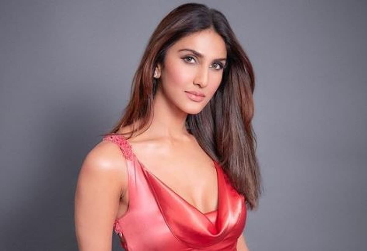 वाणी कपूर थाई स्लिट ड्रेस में दिखी बला सी खूबसूरत, फैंस बोले- आपसे नजर नहीं हट रही