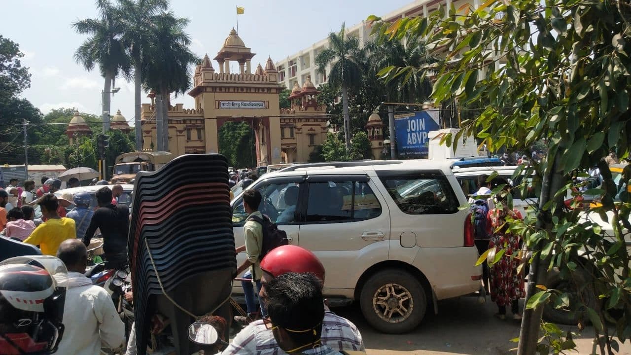 Varanasi News: बीएचयू में छेड़खानी का विरोध करने पर युवती को मिली धमकी, थाना क्षेत्र को लेकर उलझी पुलिस