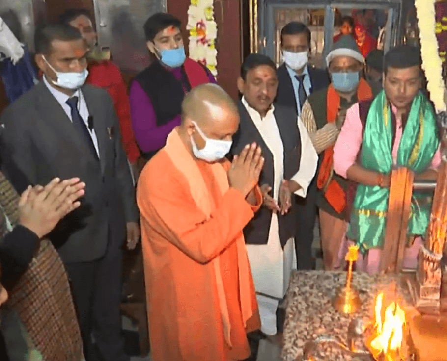 वाराणसी पहुंचे सीएम योगी, काल भैरव मंदिर में की आरती, काशी विश्वनाथ धाम लोकार्पण की तैयारियों का लिया जायजा