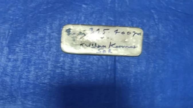 Varanasi News: वाराणसी एयरपोर्ट पर पकड़ा गया 48 लाख का सोना, जूते में छिपाकर ला रहा था यात्री