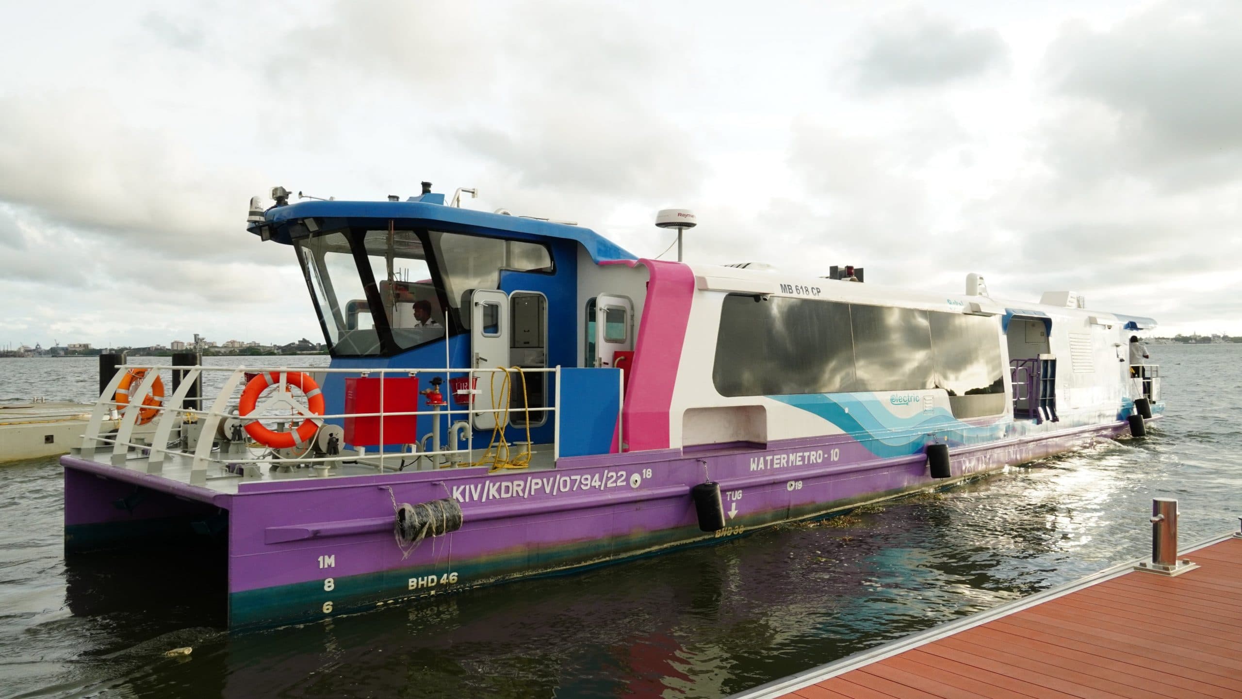 Water Metro: पीएम मोदी 25 अप्रैल को करेंगे देश की पहली वाटर मेट्रो का उद्घाटन, जानें इसकी खासियत