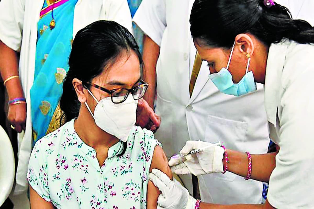 झारखंड में बच्चों को नहीं मिल रही कोवोवैक्स की दूसरी डोज, अभिभावक लगा रहे टीकाकरण केंद्रों का चक्कर