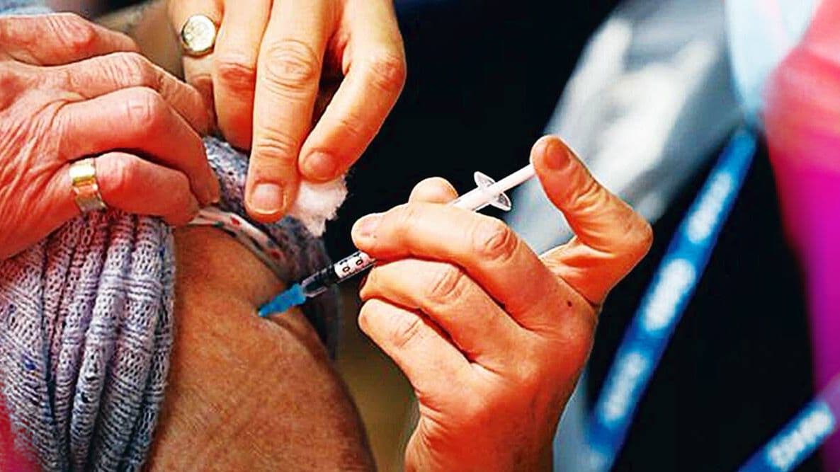UP में आज चलेगा वैक्सीनेशन का महाअभियान, आधार कार्ड लेकर जाइए और लगवा लीजिए वैक्सीन