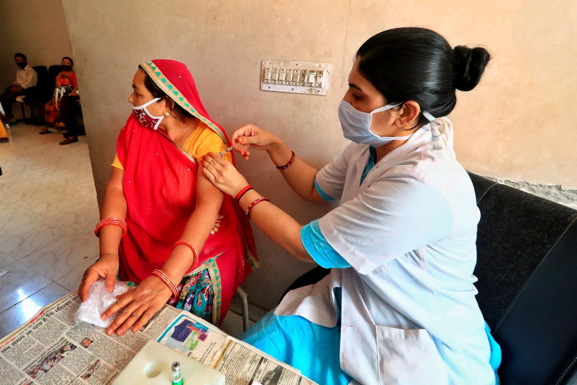 COVID-19 vaccination : 11 अप्रैल से सरकारी और निजी कार्यालयों में लगेगा कोरोना का टीका, केंद्र ने किया ये बड़ा फैसला