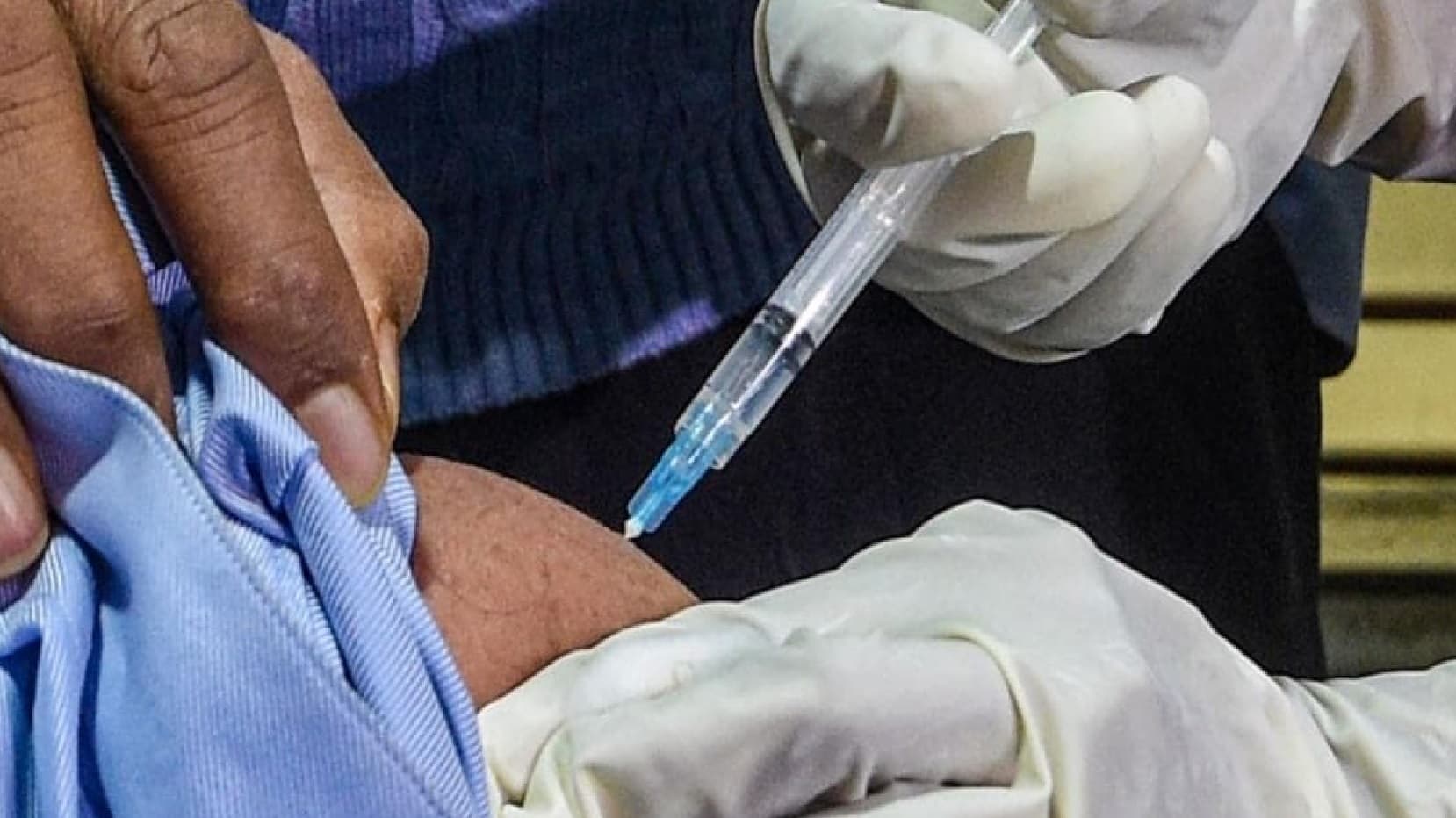 CoronaVirus In India : कहीं बिस्तर की कमी, तो कहीं वेंटिलेटर ही नहीं, इलाज के साथ - साथ अंतिम संस्कार के लिए भी करना पड़ रहा है लंबा इंतजार