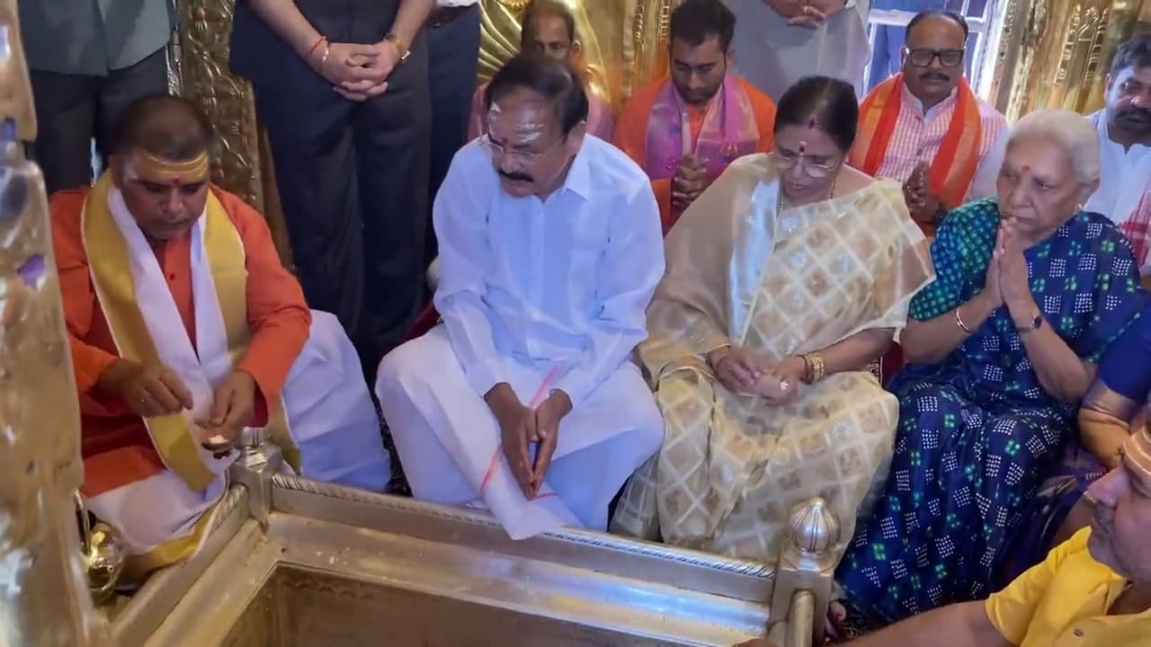 Varanasi: उपराष्ट्रपति वेंकैया नायडू पहुंचे काशी विश्वनाथ धाम, बाबा के दरबार में परिवार संग टेका मत्था