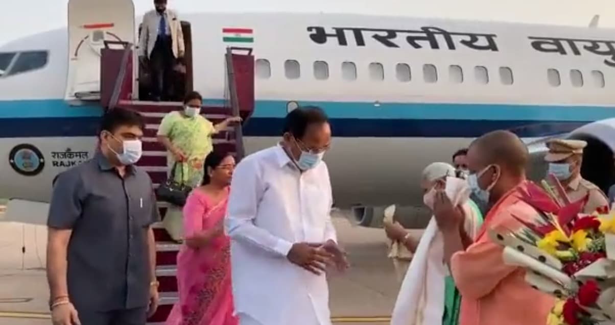 UP News: उपराष्ट्रपति वैंकैया नायडू बने यूपी राजभवन के मेहमान, अयोध्या और वाराणसी के लिए कल होंगे रवाना