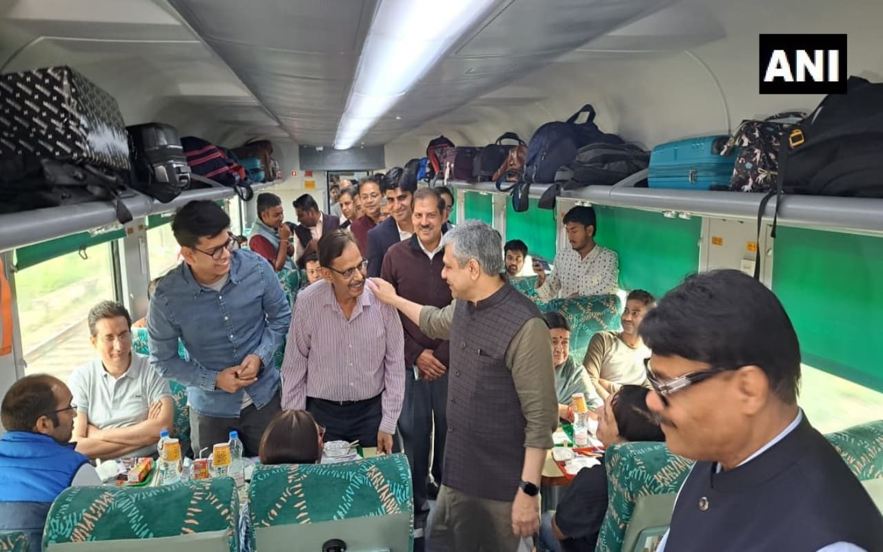 जब अचानक शताब्दी एक्सप्रेस का निरीक्षण करने पहुंचे रेल मंत्री अश्विनी वैष्णव, देखें तस्वीरें
