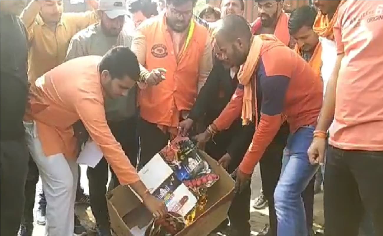बिहार: वैलेंटाइन डे पर प्रेमियों की शादी कराने पंडित के साथ घूमे बजरंग दल के कार्यकर्ता, विरोध में जलाए कार्ड