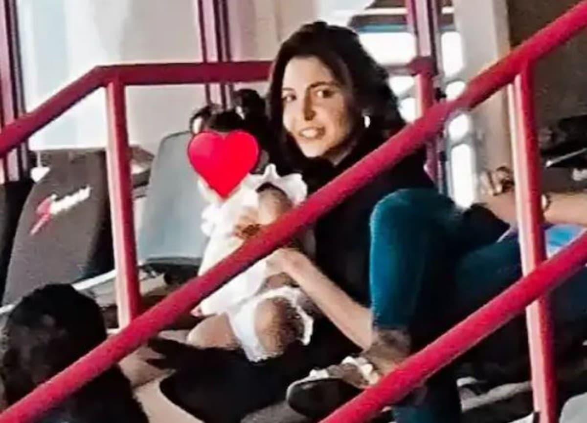 Virat Kohli को स्टेडियम में चियर करती दिखीं Vamika, मम्मी अनुष्का के साथ पापा के लिए जमकर बजाई तालियां,PHOTOS