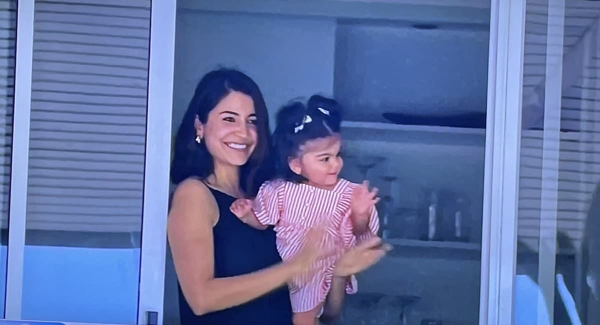 विराट कोहली ने जमाया फिफ्टी तो अनुष्का शर्मा की गोद पर खुशी से झूम उठी वामिका, वीडियो वायरल