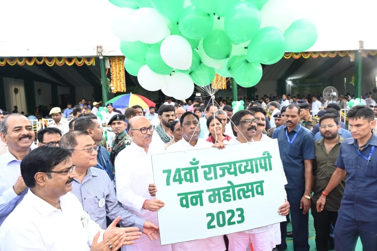 PHOTOS:सीएम हेमंत सोरेन ने विधानसभा परिसर में किया पौधरोपण,जलवायु परिवर्तन पर जतायी चिंता, लोगों से की ये अपील