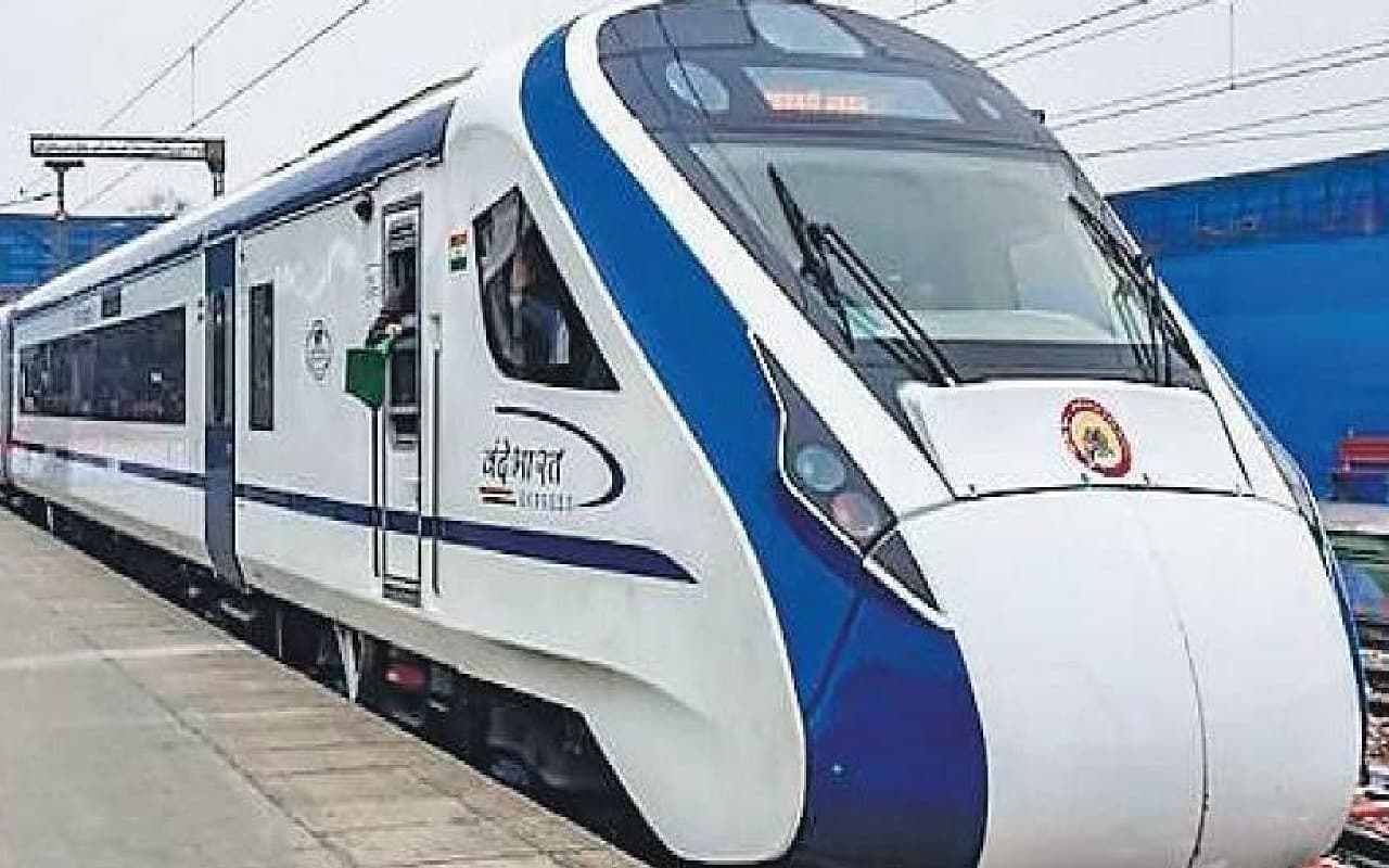 Vande Bharat Express: ट्रायल रन में बिना झटकों के 180 किमी की रफ्तार से दौड़ी वंदे भारत, देखें वीडियो