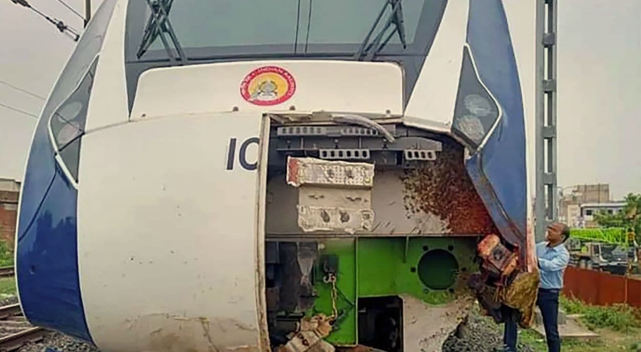 Vande Bharat Accident: वंदे भारत एक्सप्रेस फिर हादसे का शिकार, गाय से टकराई ट्रेन