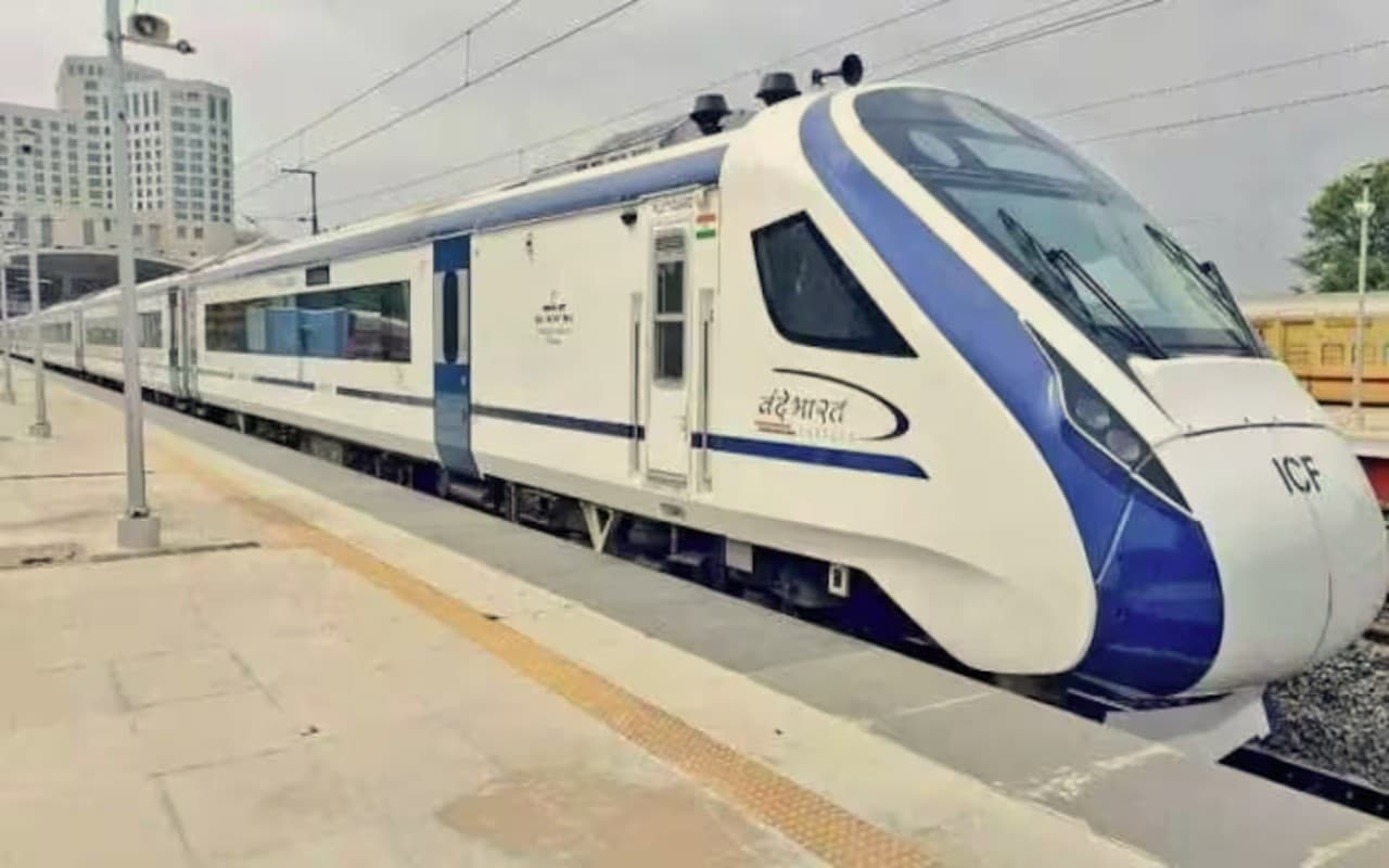 Vande Bharat Express: सफेद नहीं, अब कुछ इस कलर कॉम्बिनेशन में दिखेगी 'वंदे भारत एक्सप्रेस'?