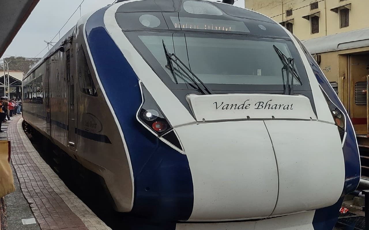 Photo: PM मोदी 30 दिसंबर को बंगाल की पहली 'वंदे भारत एक्सप्रेस' को हरी झंडी दिखाएंगे, देखें खास तस्वीरें