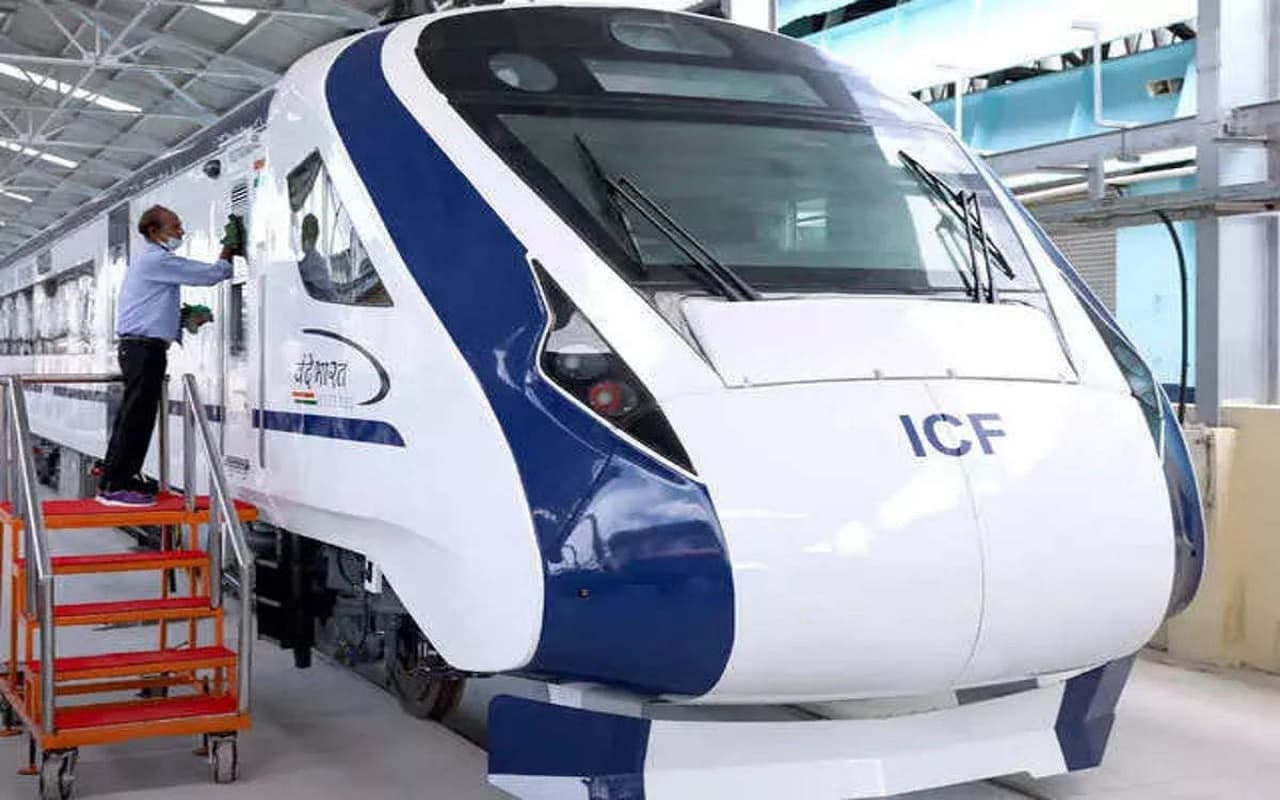 Vande Bharat Express: खतरा देख 380 मीटर पहले रुक जाएगी ट्रेन! कई सुविधाओं से लैस है वंदे भारत एक्सप्रेस
