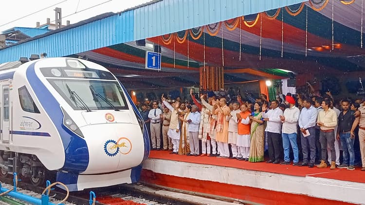 झारखंड को मिली वंदे भारत एक्सप्रेस की सौगात, पीएम मोदी ने ऑनलाइन दिखायी हरी झंडी, रांची से पटना हुई रवाना