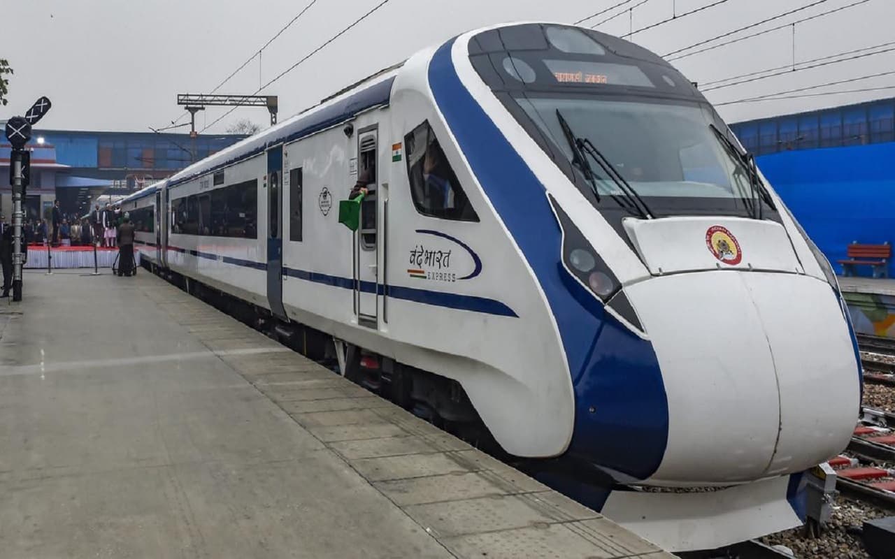 Vande Bharat Express: वंदे भारत एक्सप्रेस ने बुलेट ट्रेन को पछाड़ा, 52 सेकंड में पकड़ी 100kmph की रफ्तार