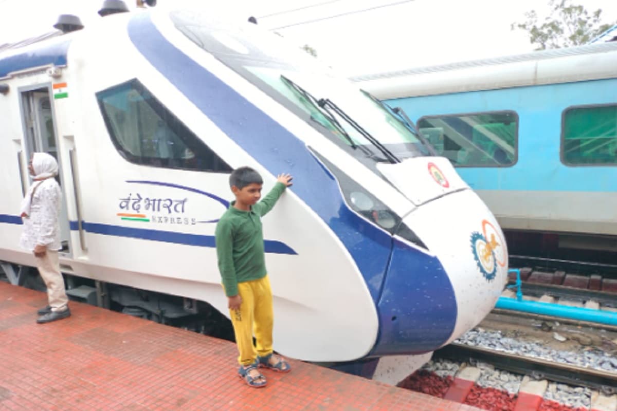 पटना से रांची पहली बार पैसेंजर लेकर पहुंची वंदे भारत ट्रेन, यात्रियों में दिखा उत्साह, देखें तस्वीरें