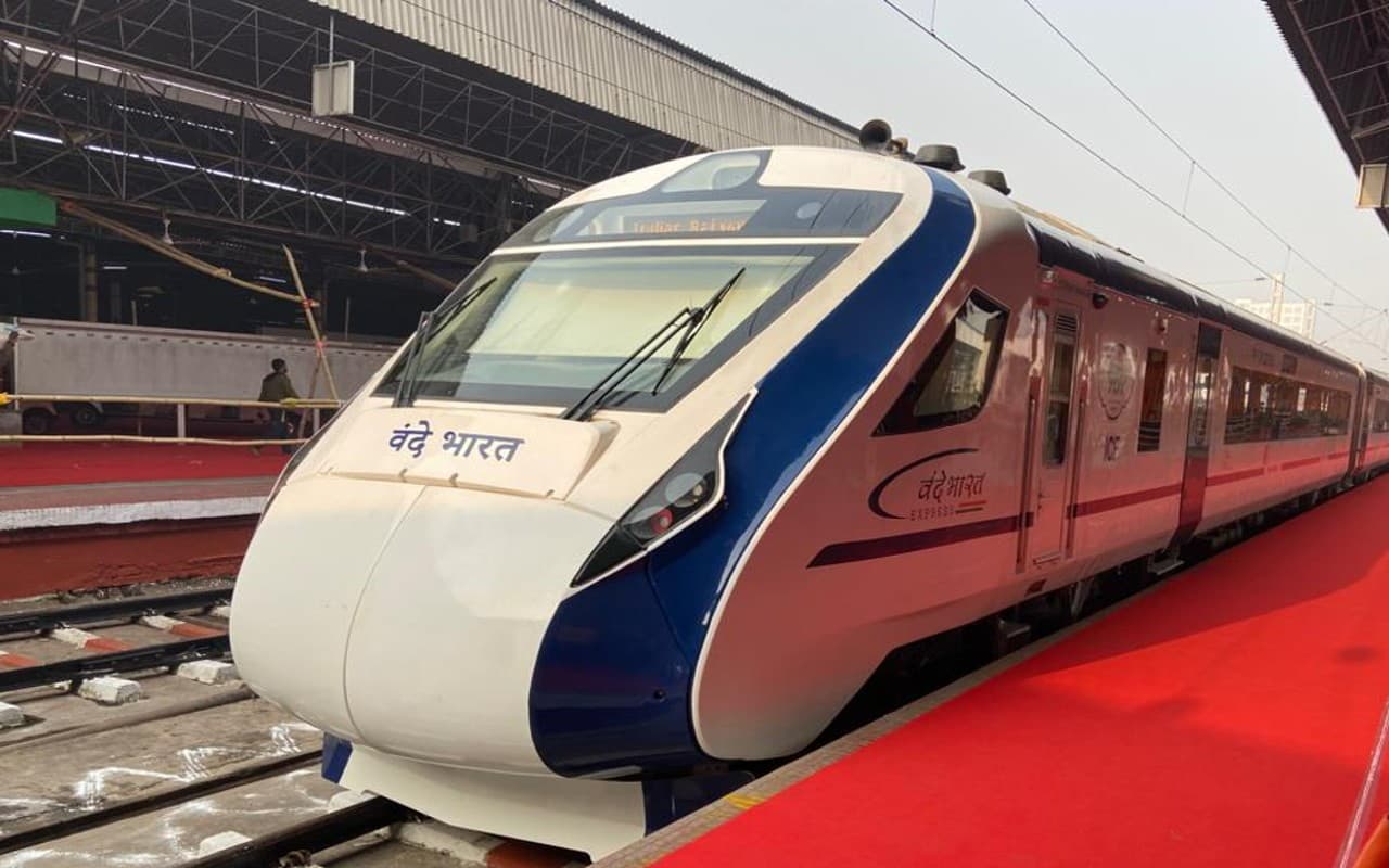 Indian Railways: लखनऊ से देहरादून के बीच चलेगी वंदे भारत एक्सप्रेस ट्रेन, यहां जानें अपडेट