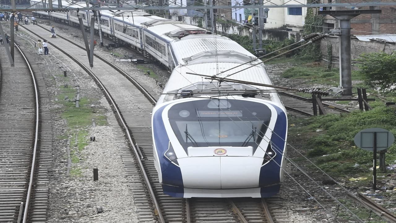 Vande Bharat: टला वंदे भारत ट्रेन का बड़ा हादसा, उदयपुर-जयपुर ट्रैक पर बिछाए गए थे पत्थर, देखें कैसी थी साजिश