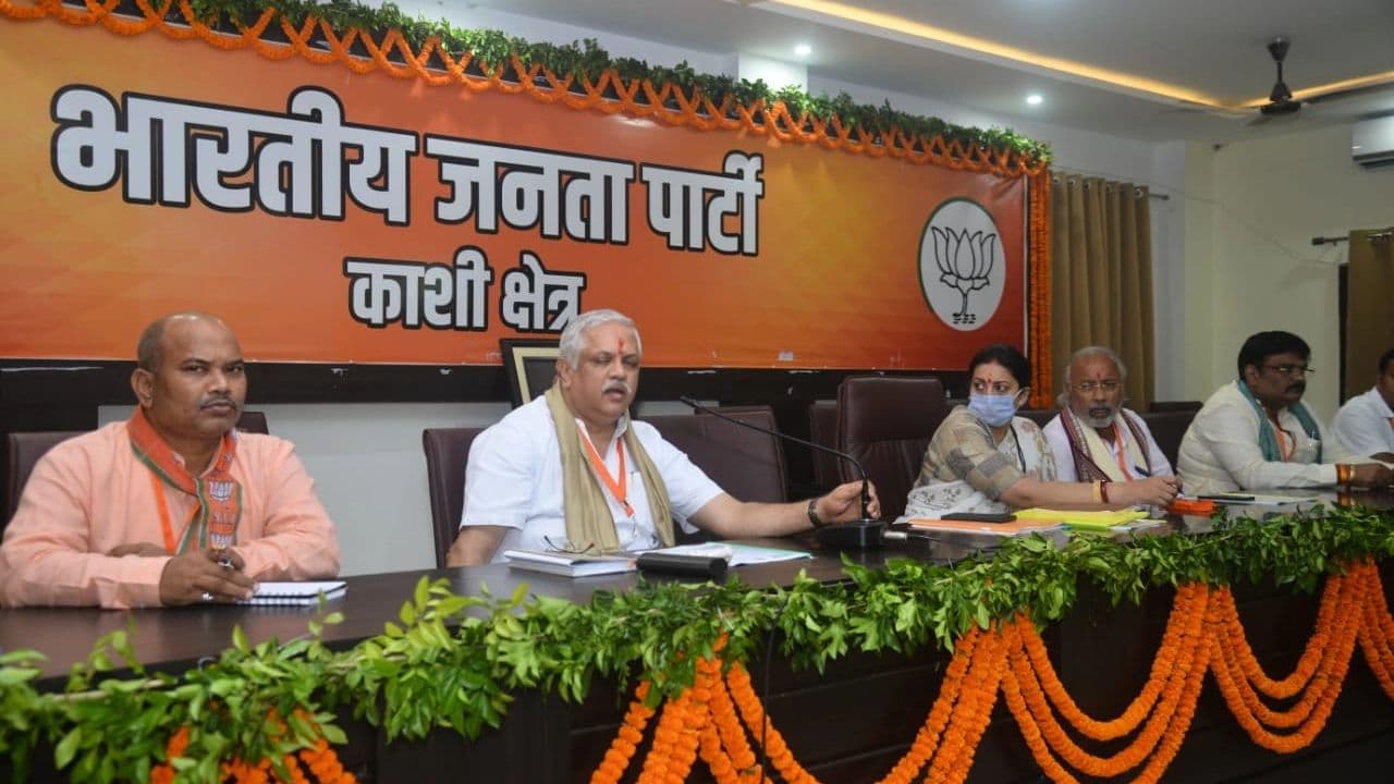 UP Election: पूर्वांचल में जीत पक्की करने के लिए नेताओं में मची मठाधीशों को रिझाने की होड़, समझें समीकरण