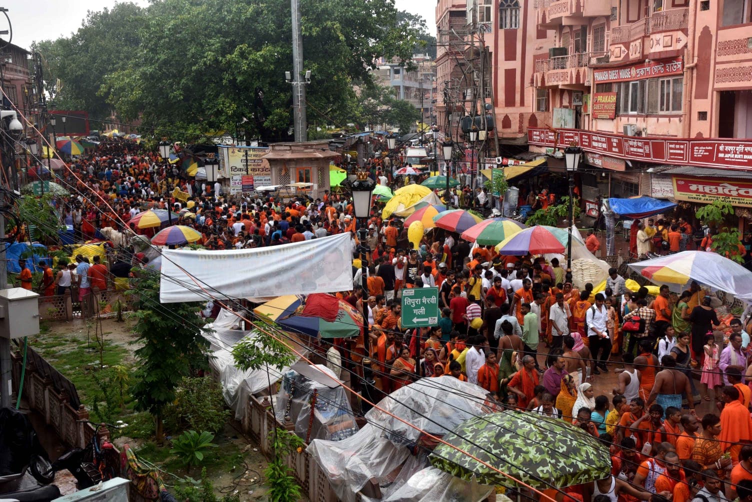 शाम ढलने तक काशी के बाबा के दर्शन को उमड़े 5.75 लाख श्रद्धालु, बमभोले के जयकारे से गूंज उठा वाराणसी