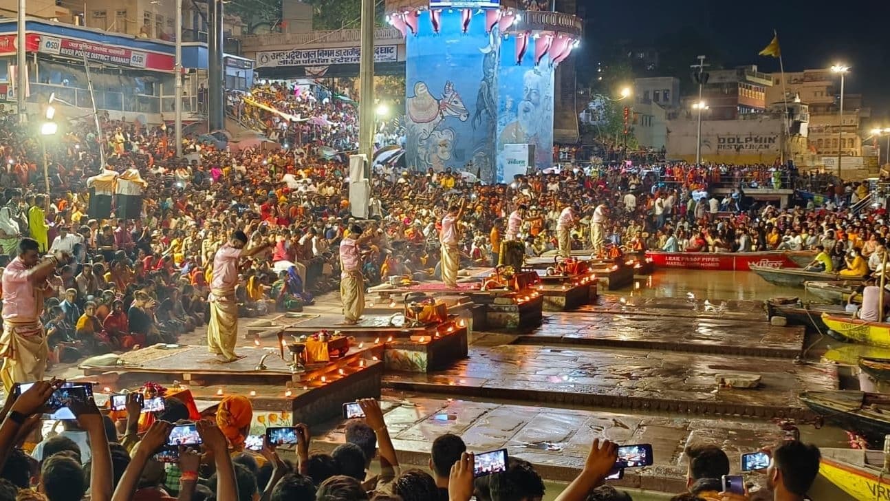 Varanasi News: काशी में गंगा के बढ़ते जलस्तर से आरती पर संकट, घाटों का एक दूसरे से टूटने लगा संपर्क