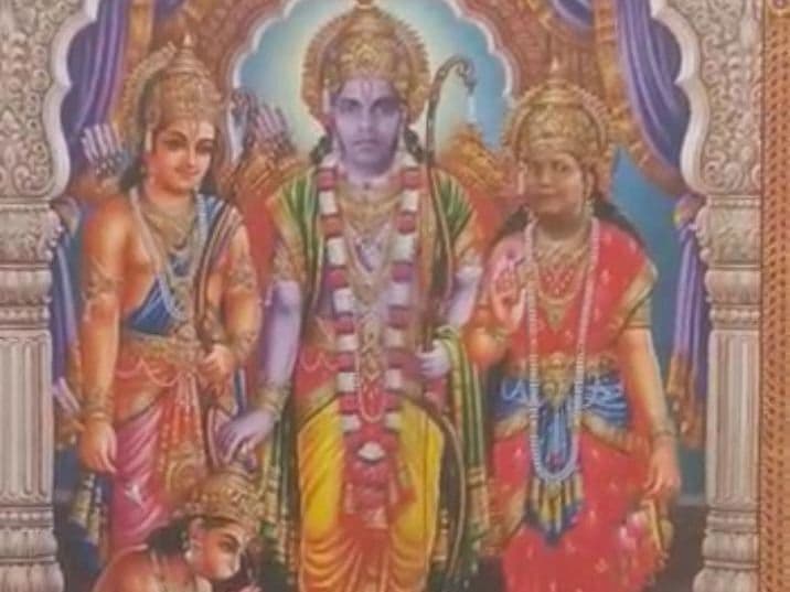 BHU के प्रोफेसर ने भगवान राम-सीता की जगह लगाई अपनी और पत्नी की तस्वीर, छात्रों ने की कार्रवाई की मांग