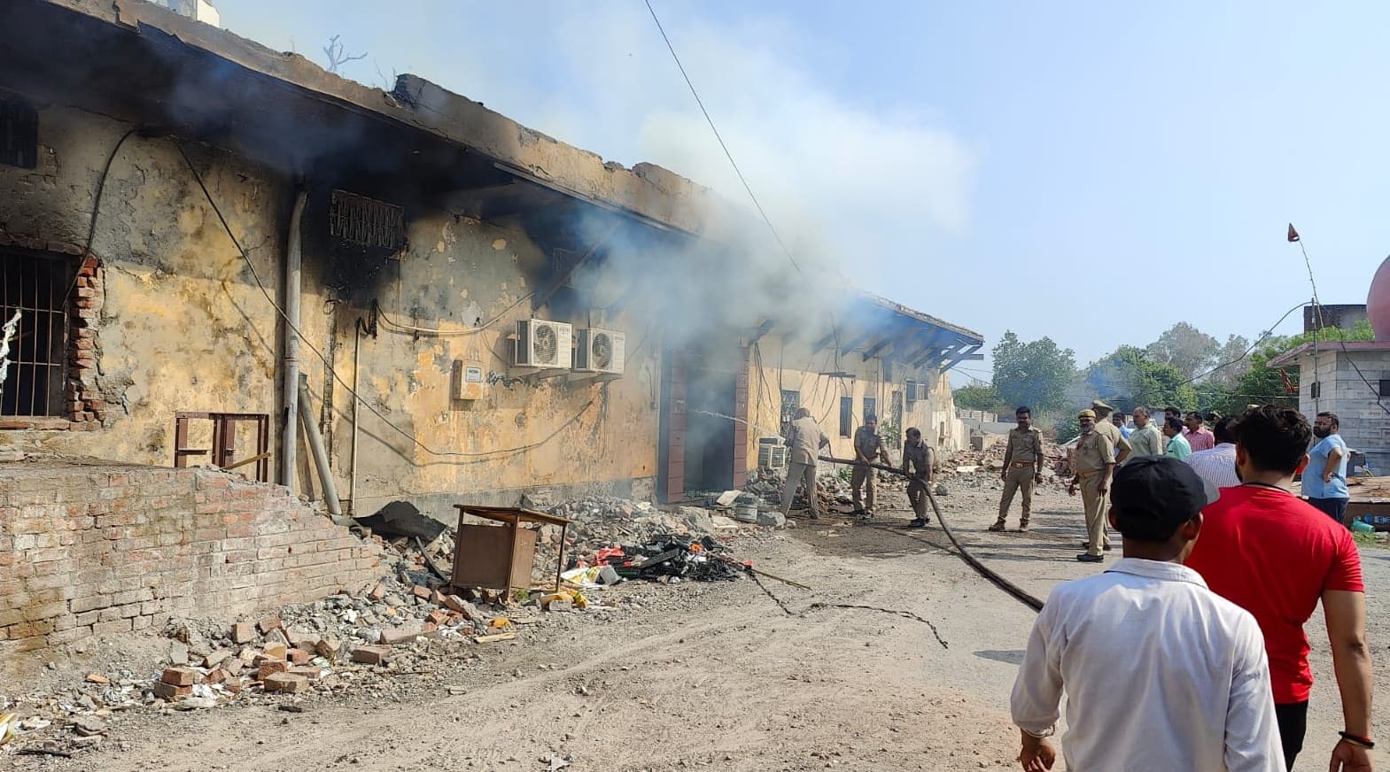 Varanasi: वाराणसी में पशु आहार फैक्ट्री में लगी आग, लाखों का माल जलकर राख, मौके पर पहुंची फायर ब्रिगेड