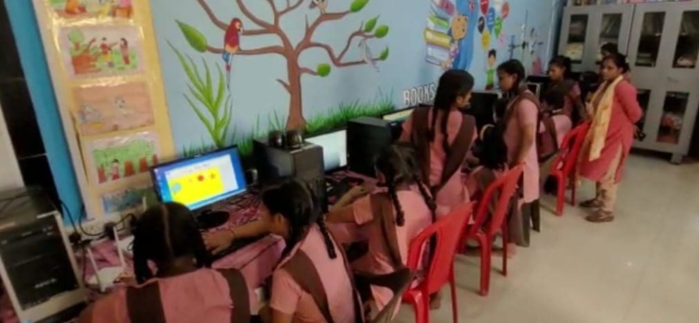 Good News: वाराणसी के इस सरकारी स्कूल में कंप्यूटर से गणित और विज्ञान की गुत्थियां सुलझा रहे स्टूडेंट्स