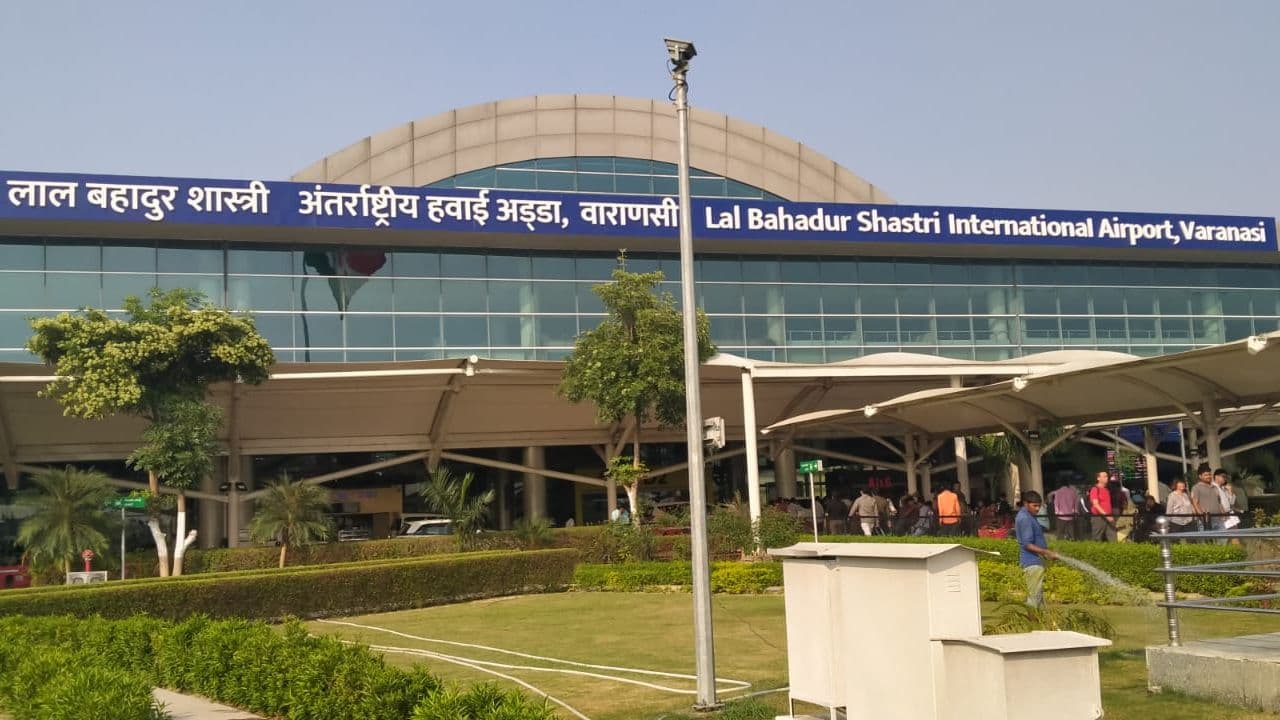 Varanasi News: वाराणसी एयरपोर्ट के 6 अधिकारियों को अचानक भेजा गया कुशीनगर, जानें क्या है वजह