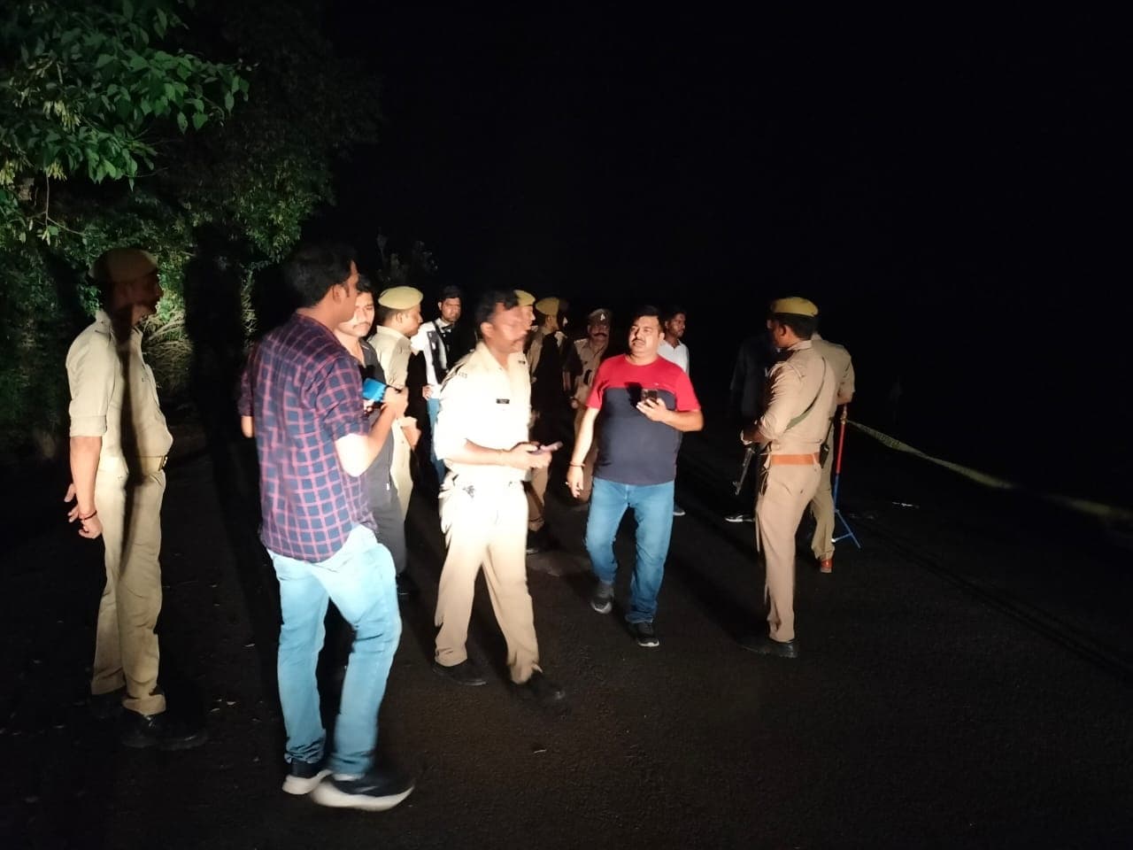 रेशम फर्म कंपनी के मैनेजर से 2 करोड़ की ठगी में धरपकड़ तेज, बाउंसर्स की मदद से ठगों को पकड़ने का है प्लान रेशम फर्म कंपनी के मैनेजर से 2 करोड़ की ठगी में धरपकड़ तेज, बाउंसर्स की मदद से ठगों को पकड़ने का है प्लान