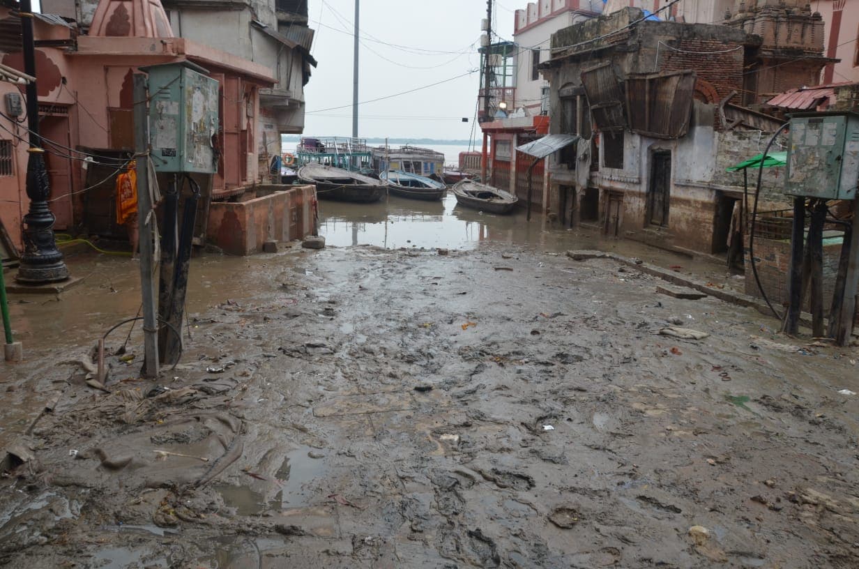 Varanasi Flood News: काशी में गंगा का जलस्तर घटने से राहत, अस्सी समेत कई घाट पर 5-6 फीट ऊंची सिल्ट जमा