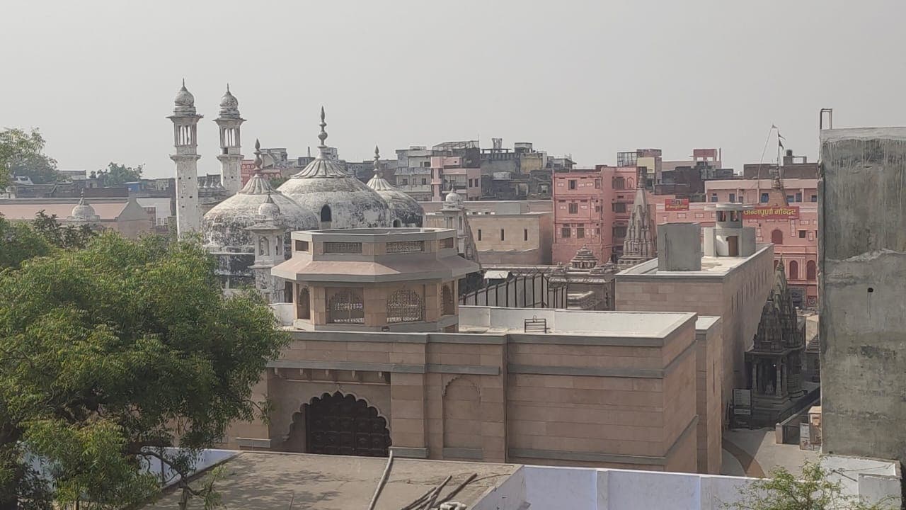 ज्ञानवापी मस्जिद सर्वे: इतिहास में पहली बार महिलाओं ने मस्जिद में किया प्रवेश, पहले दिन का सर्वे पूरा