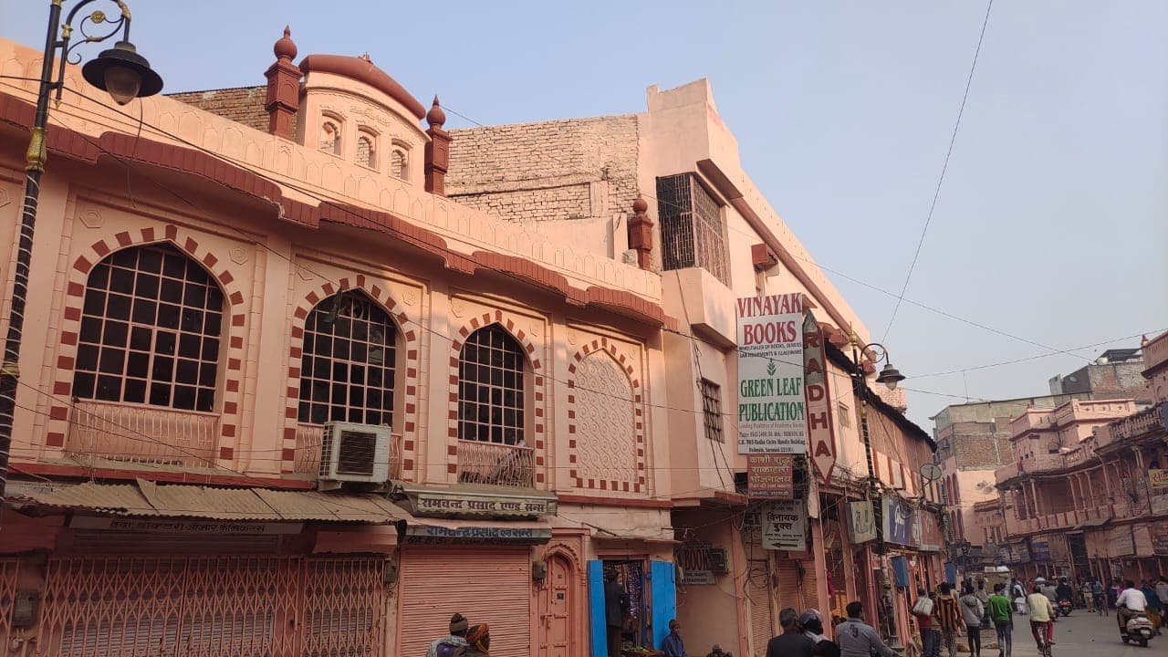 काशी विश्वनाथ कॉरिडोर के लोकार्पण से पहले बवाल! प्रशासन ने मस्जिद पर चढ़ा दिया 'गेरुआ' रंग