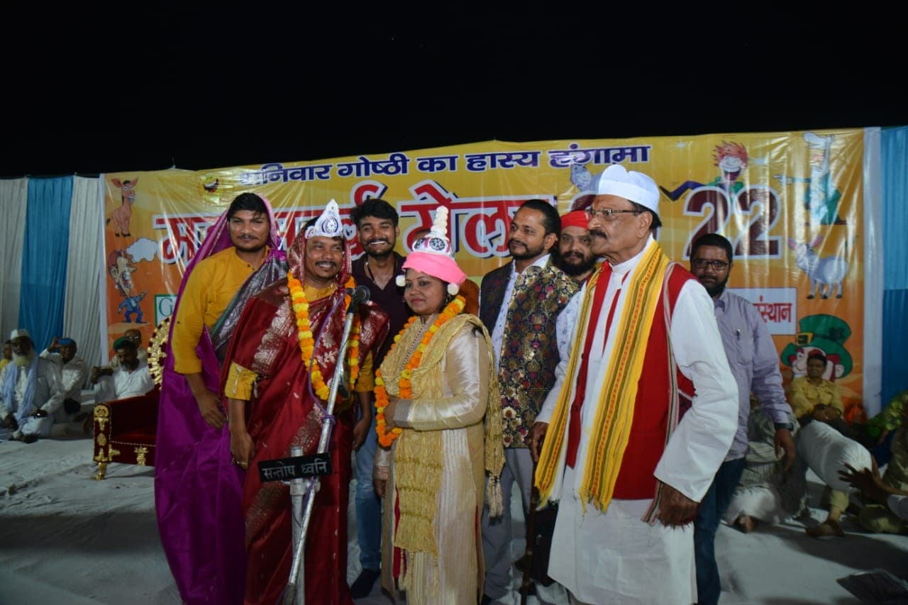 Varanasi News: महामूर्ख मेला में कवियों ने श्रोताओं को खूब हंसाया, बताया क्या है जीवन की बड़ी मूर्खता