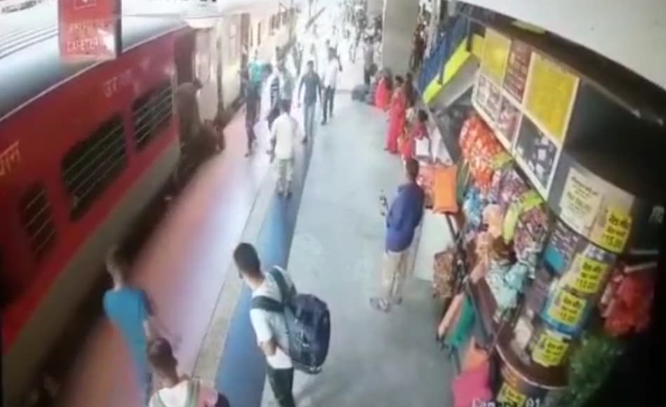 Video: चलती ट्रेन पर चढ़ते समय प्लेटफॉर्म और Train के बीच में फंसी महिला, RPF जवान ने ऐसे बचाई जान