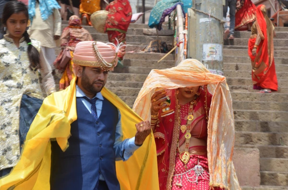 Varanasi News: चिलचिलाती गर्मी से लोगों का हाल बेहाल, वाराणसी में 42 डिग्री के पार पहुंचा पारा